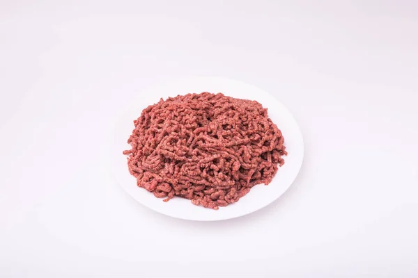 Vista dall'alto della carne di manzo cruda macinata isolata su bianco — Foto Stock