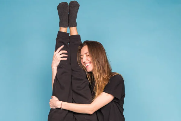 Humor, abril tontos día y concepto divertido - Mujer sonriente abraza piernas de hombre — Foto de Stock