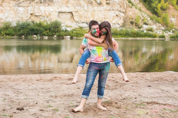 Gente, turismo y naturaleza - Pareja sonriente con caras pintadas divirtiéndose — Foto de Stock