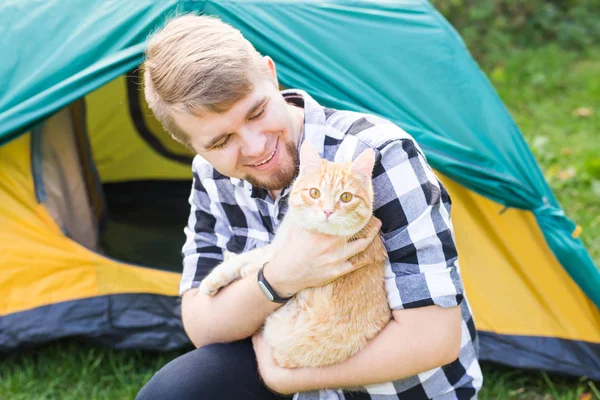 사람, 여름, 관광 및 자연 개념-남자 잡고 고양이 — 스톡 사진
