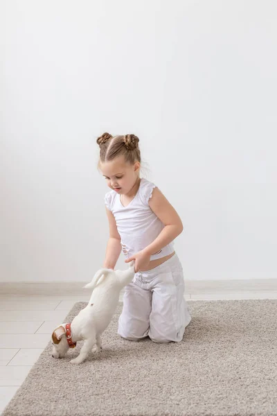 Pet, crianças e conceito de animal - Criança segurando um filhote pelas patas — Fotografia de Stock