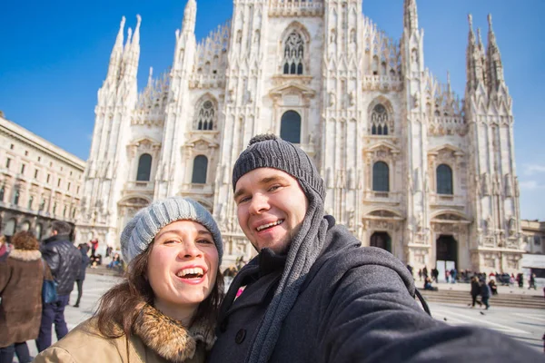 Seyahat etmek, fotoğraf çekmek ve insan kavramı - mutlu çift kendi kendine portre Milano Duomo kare alma — Stok fotoğraf