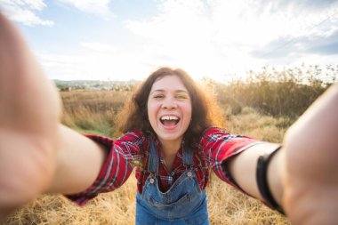 Seyahat, tatil ve tatil kavramı - selfie güzel peyzaj üzerinde alarak komik genç kadın
