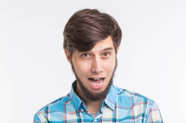İnsanlar, duygu ve jest kavramı - genç adam beyaz zemin üzerine ağzını açma şaşırttı