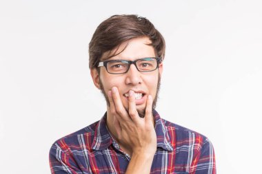 İfade ve jest kavramı - garip yüz ile yakışıklı adam