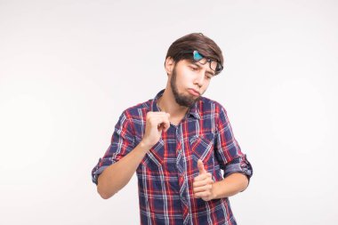 İfade ve jest kavramı - genç beyaz arka plan üzerinde adam ekose gömlekli sakallı