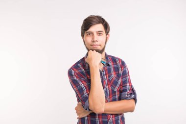 İnsanlar ve duygular kavramı - Arap portresi kopya alanı beyaz zemin üzerine genç adam sakallı.