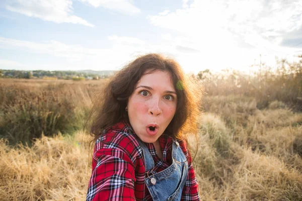 Voyage, vacances et concept de vacances - Drôle de jeune femme prenant selfie sur beau paysage — Photo