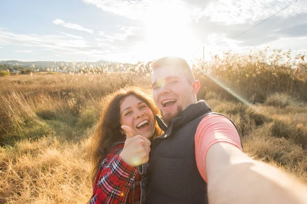 Reise, Urlaub und Urlaubskonzept - glückliches Paar macht Selfie über schöne Landschaft — Stockfoto