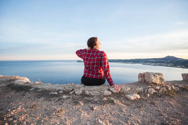 Подорожі, пригоди та концепція природи - жінки-туристки сидять на самоті на горі — стокове фото