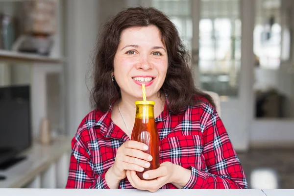 Életmód-, ital- és emberek koncepció - gyönyörű fiatal nő, limonádét ivott — Stock Fotó