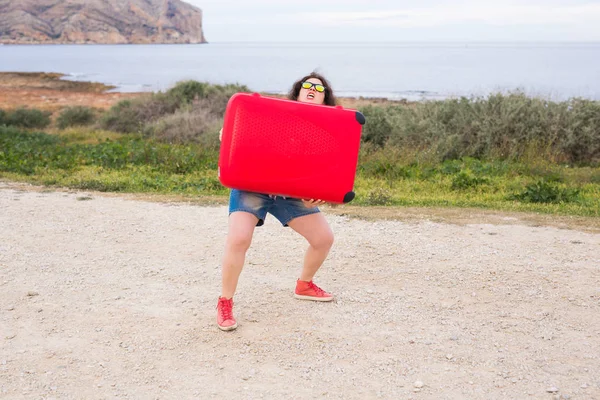 假日、旅行和旅游业概念-红色手提箱的年轻妇女在海背景 — 图库照片