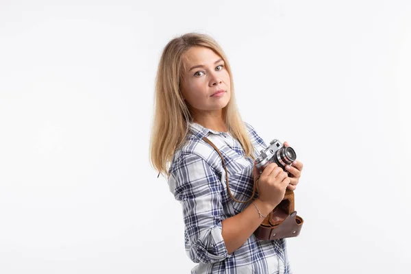 Teknik, fotografering och människor koncept - blond ung kvinna med retro kamera över vit bakgrund med kopia utrymme — Stockfoto