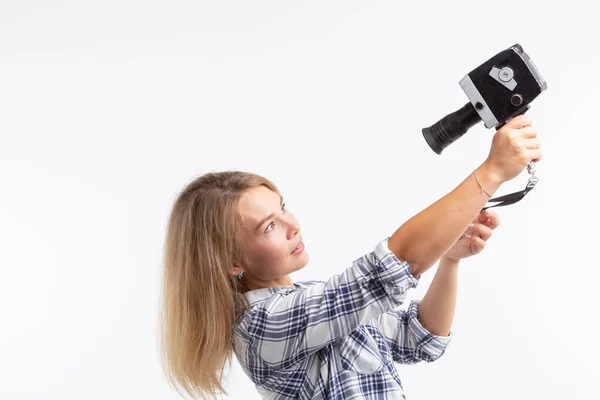 Technologie, fotografie en mensen concept - mooie jonge vrouw in geruite hemd nemen van een selfie op witte achtergrond — Stockfoto