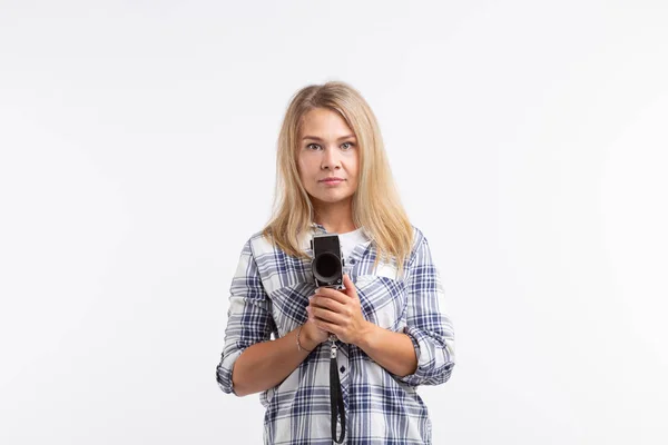 Tecnologie, fotografia e concetto di persone - giovane donna bionda con fotocamera retrò su sfondo bianco con spazio di copia — Foto Stock
