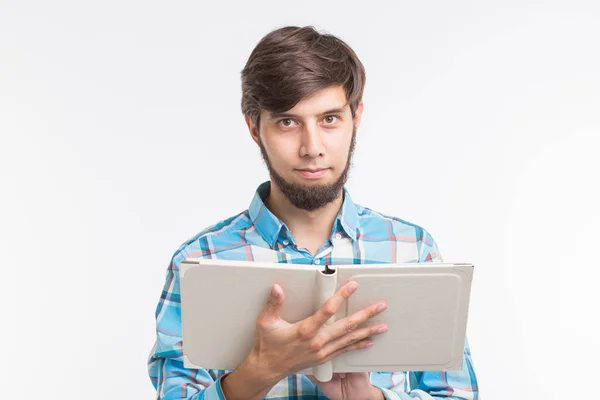 Personas, lectura y concepto de educación - joven leyendo un libro sobre fondo blanco — Foto de Stock