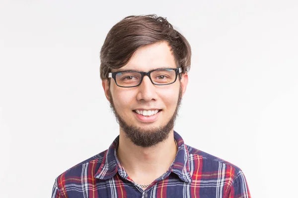 Meningsuiting en gebaar concept - close-up portret van glimlachende man — Stockfoto
