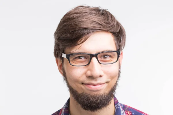 Az emberek és az érzelmek fogalma - közelről szemüveg, fehér háttér-szakállas fiatal férfi portréja — Stock Fotó