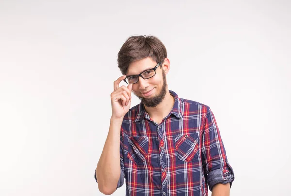 Concepto de expresión y gesto - Hombre sorprendido mirando a la cámara sobre fondo blanco —  Fotos de Stock