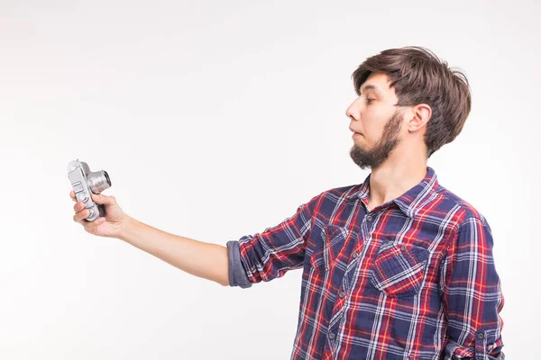 Tecnología, fotografía y concepto de personas - Hombre guapo en camisa a cuadros tomando un selfies en la cámara vintage — Foto de Stock