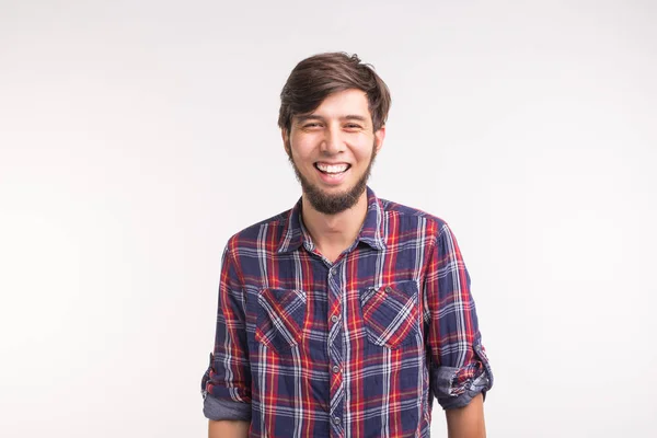 Портрет счастливого бородатого улыбающегося смеющегося человека на белом фоне — стоковое фото