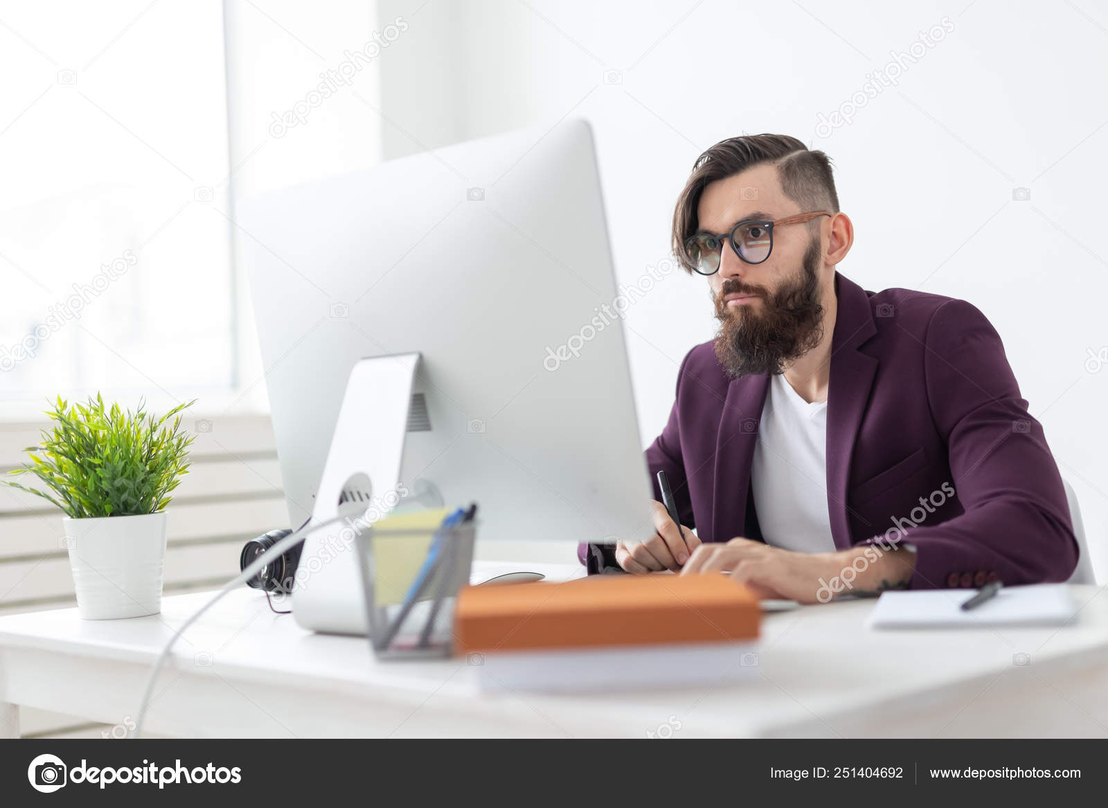 Menschen Und Technologie Konzept Aus Der Perspektive Eines Kunstlers Der Im Buro Etwas Auf Einem Grafik Tablet Zeichnet Stockfotografie Lizenzfreie Fotos C Satura 251404692 Depositphotos
