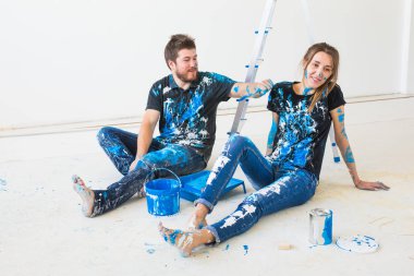 Yenileme, tadilat ve insanlar kavramı - genç çift yeni bir yenileme yaparak ev ve at break iyi eğlenceler