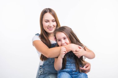Ebeveynlik, Aile ve çocuk kavram - bir anne ve bebek kız portre var eğlenceli ve beyaz arka plan üzerinde gülümseyen