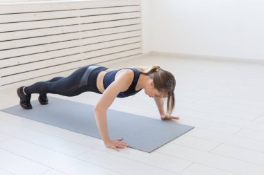 İnsanlar, spor ve fitness kavramı - itme yaparken genç güzel sporcumuz ups