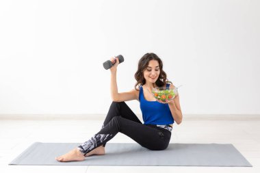 Sağlıklı yaşam, insanlar ve spor kavram - sebze ve dumbell ile sağlıklı bir kadın portresi