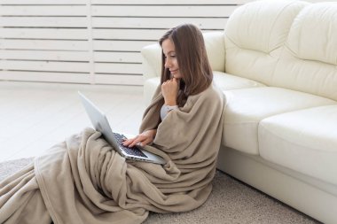 Serbest, rahat, konfor kavramı - ekose katta oturan ve net chat yapan genç kadın