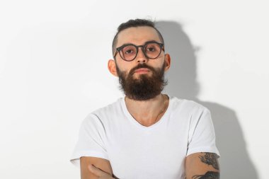 Güzellik, moda ve insanlar kavramı - beyaz arka plan üzerinde sakallı hippi adam portresi yakından