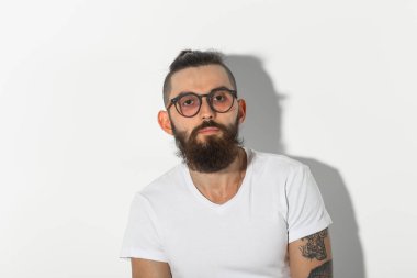 Güzellik, moda ve insanlar kavramı - beyaz arka plan üzerinde poz sakallı hippi adam