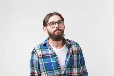 Beyaz arka plan bir genç sakallı hippi şık erkek portresi.