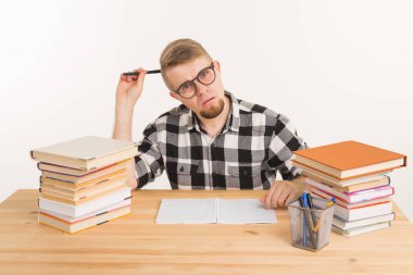 Eğitim, bilgi ve insan kavramı - öğrenci sınav hakkında düşünme ve öğrenme edebiyat gözlük