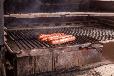 Yemek, lezzetli ve et yemekleri kavramı - Barbekü üzerinde hazırlanan at sosis
