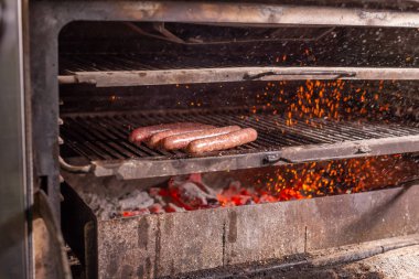 Yemek, lezzetli ve et yemekleri kavramı - Barbekü üzerinde hazırlanan at sosis