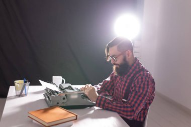 insanlar, yazar ve yenilikçi kavram - daktiloda çalışan genç şık yazar