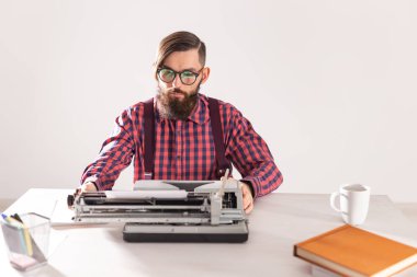 İnsan ve teknoloji kavramı - daktiloda çalışan yazar portresi