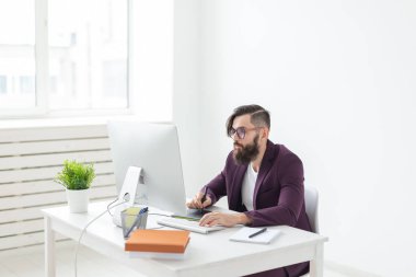 İnsanlar, tasarımcı ve teknoloji kavramı - adam Illustrator düşünceli bakışla, çalışma ortamı