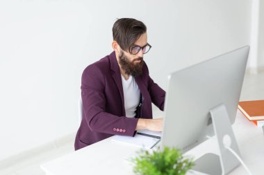 İnsan ve teknoloji kavramı - adam oturur ve bilgisayarda çalışır