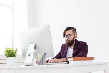 Illustrator uygulaması, tasarım ve stil kavramı - grafik tasarımcı tablet bilgisayarda çalışarak yeni Proje çizimi