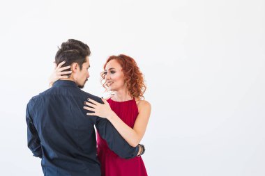 Romantik, sosyal dans, insanlar kavramı - stüdyo, adam onu geri kadından sarılma bachata dans çift. Arka plan kopya alanı ile