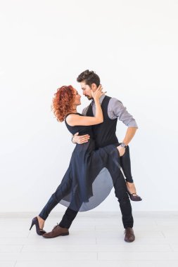 Sosyal dans, bachata, kizomba, zouk, tango kavramı - adam Studio beyaz arka plan üzerinde dans ederken kadın hugs