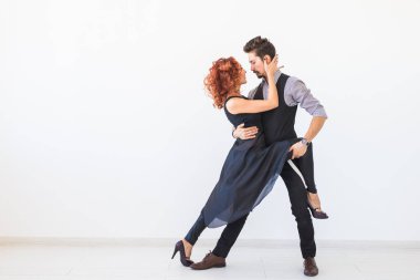 Sosyal dans, kizomba, tango, salsa, insanlar kavramı - güzel çift kopya alanı beyaz zemin üzerine bachata dansı
