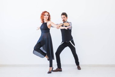 Sosyal dans, bachata, kizomba, tango, salsa, insanlar kavramı - genç çift beyaz arka plan üzerinde dans
