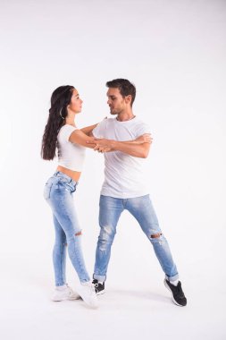 Sosyal danse kizomba veya bachata veya semba ya da taraxia beyaz arka plan üzerinde dans tutkulu Çift