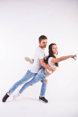 Sosyal danse kizomba veya bachata veya semba ya da taraxia beyaz arka plan üzerinde dans tutkulu Çift