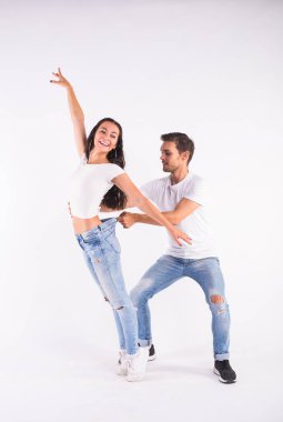 Genç çift sosyal latin dans dans bachata, merengue, salsa. Beyaz arka plan üzerinde iki zerafet poz