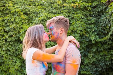 Dostluk, festival Holi, insanlar kavramı - holi Festivali renklerle oynamak genç Çift